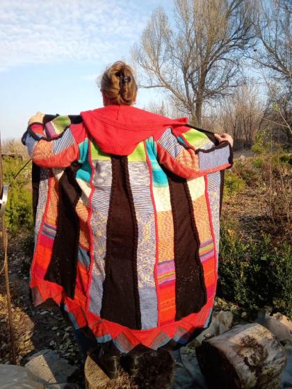 Яркое креативное вязаное пальто весна-осень