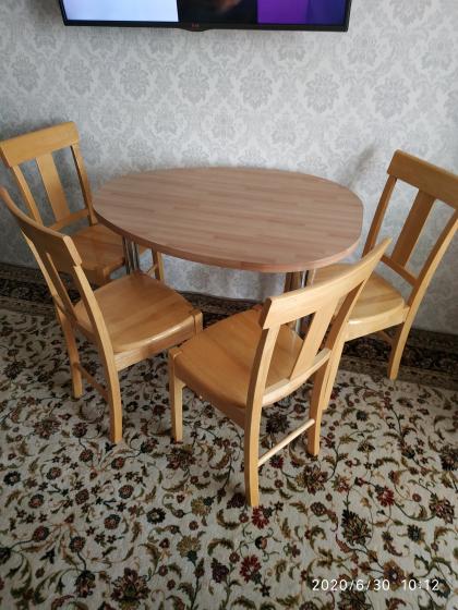 Продам деревянные , кухонные стол и 4 стула