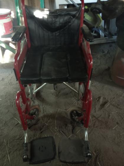 Продам инвалидную коляску с горшком недорого
