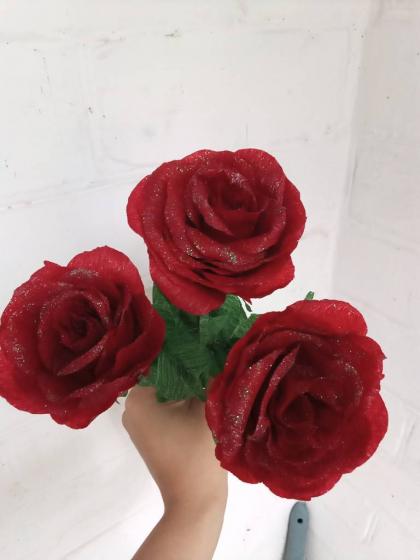 Розы из гофрированой бумаги