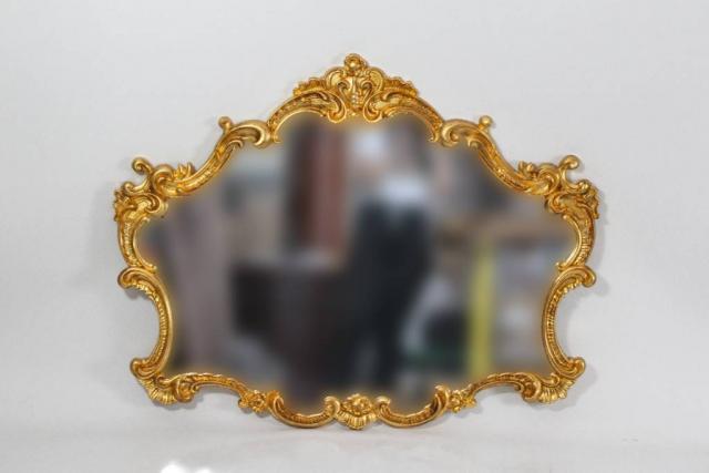 Золотое зеркало с резьбой в классическом стиле в ванную комнату