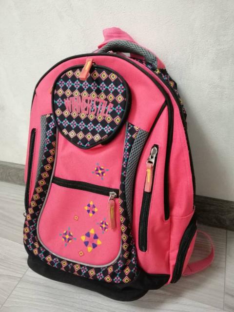 Продам школьный рюкзак для девочки.