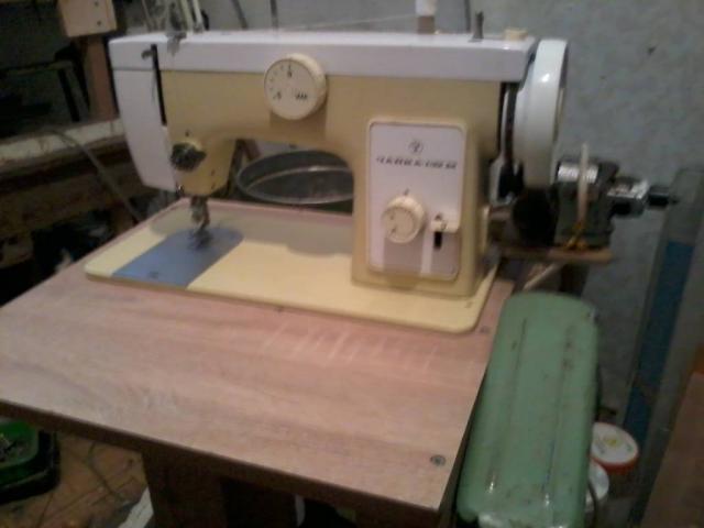 продаю швейную машинку Чайка с электроприводом в рабочем состоянии.