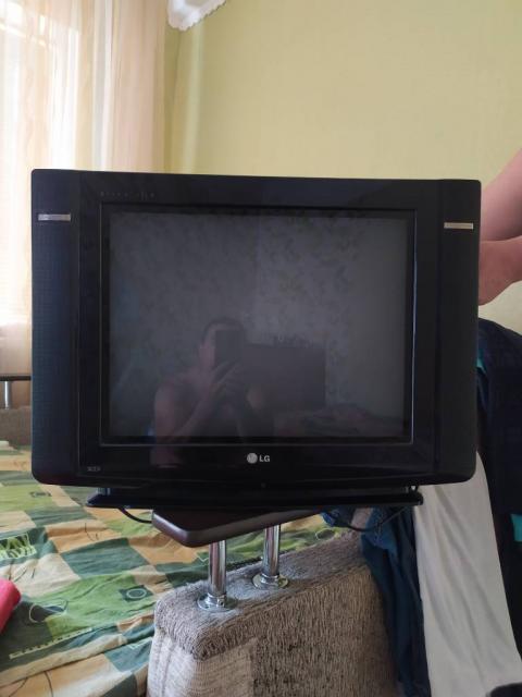 Продам телевизор LG состояние б/у. В хорошем состоянии. Цена 600грн.