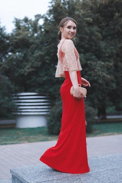 Красное вечернее выпускное платье в пол с золотистой накидкой расшитой золотыми нитками