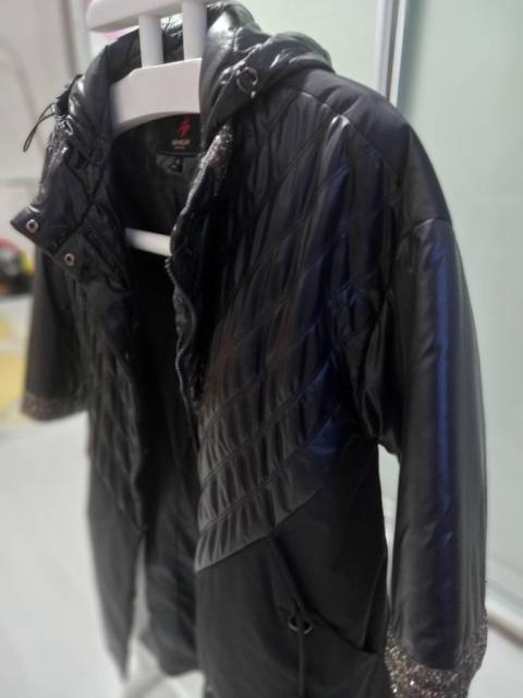 Пальто з розрізами чорне