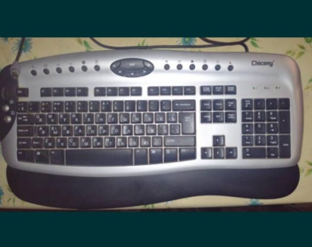 Фирменная компьютерная клавиатура.