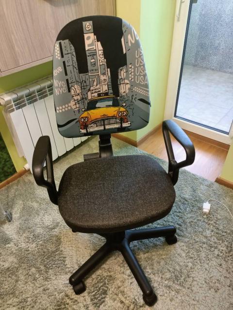 Продам дитяче комп'ютерне крісло в хорошому стані