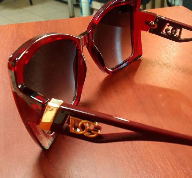 Солне  защитные  очки   фирма  DG