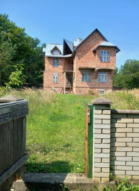 Продається недобудований будинок з земельною ділянкою 0.49 га в мальовничому місці недалеко від Чернівців.