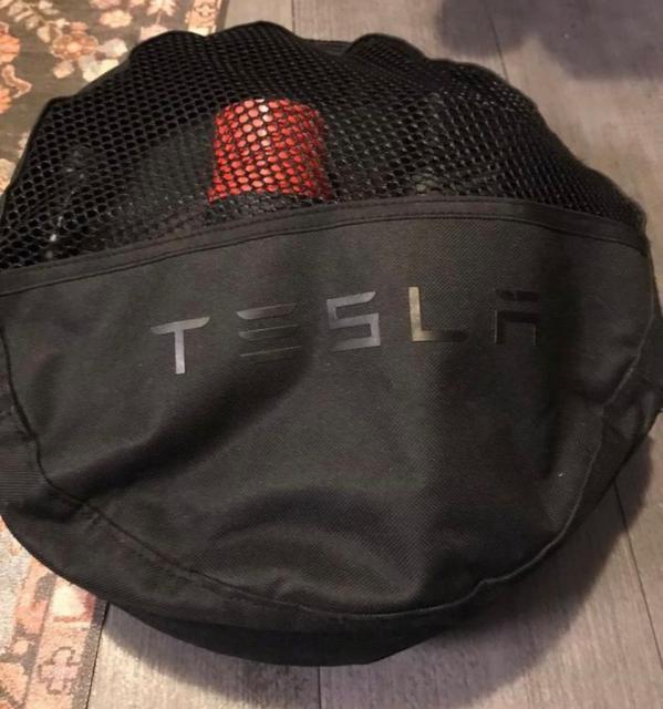 Зарядний пристрій Tesla UMC1