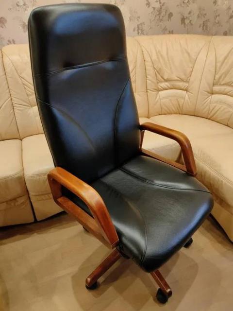 Продам крісло офісне чорне