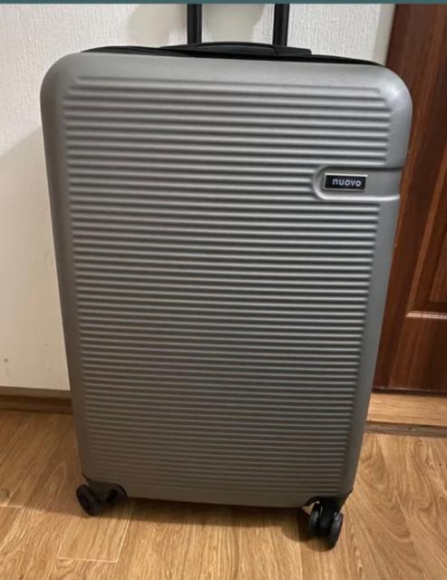 Хороший качественный чемодан