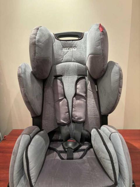 Продається автокрісло Recaro Young Sport (9 місяців до 12 років), б/в, 3500 грн.