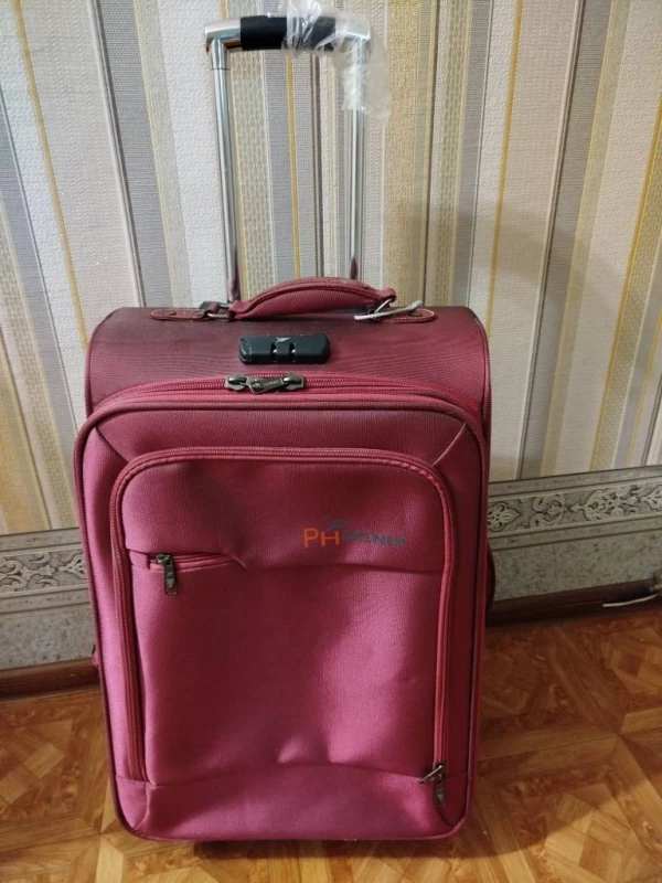 Продаю чемодан среднего размера