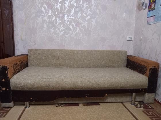 Продам диван б/у для дачи