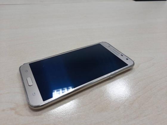 Телефон Samsung J7 б/у