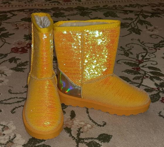 Жовті жіночі чоботи з хутром и паєтками37 р.