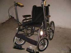Продам инвалидное кресло и шаговые ходунки.