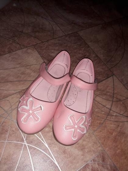 Детские розовые туфельки
