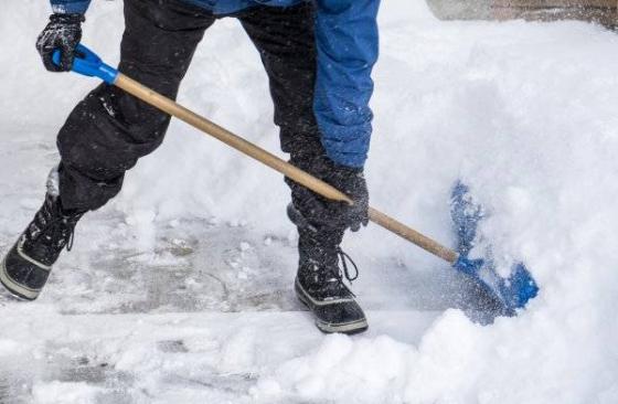 Прибирання снігу. Просипк території піском. Працюемо ручними лопатами.