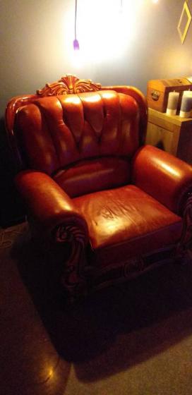 Продам кожаное кресло в стиле CHESTERFIELD коричневого цвета