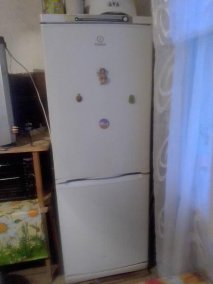 Продам холодильник в доброму стані ціна договірна питання по телефону 0953488390