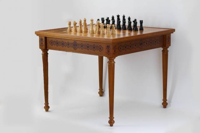 Шахматный стол из дерева с шахматами
