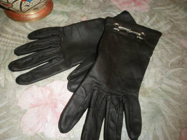Женские перчатки из натуральной кожи,цвет матово-черный,б/у.