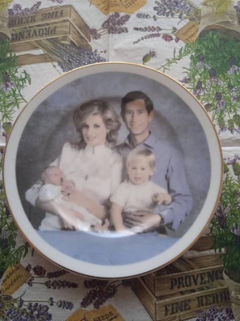 Коллекционная тарелка с изображением Принцессы Дианы с семьей