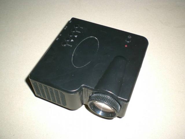 Продам видеопроектор  Game projektor GP-1 в идеальном состоянии. Фото, видео, му