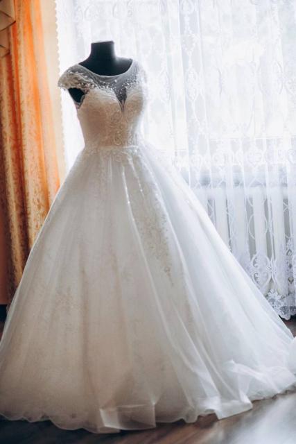 Продаж весільного плаття