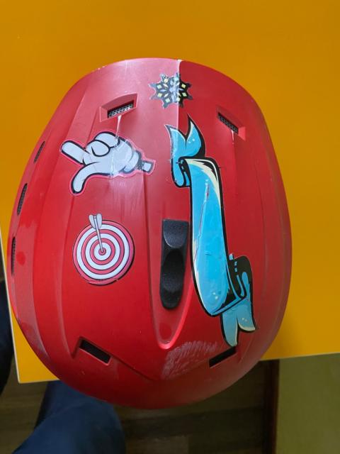 Шлем горнолыжный в хорошем состоянии для ребенка до 12 лет