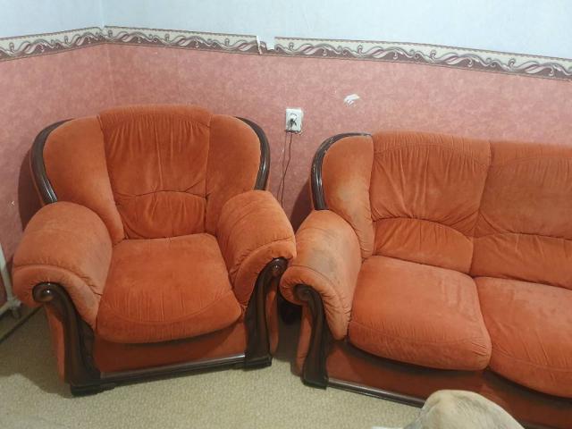Продается мягкая мебель- диван и два кресла.