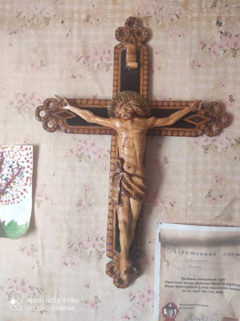 Продам крест дерево резной с Иисусом