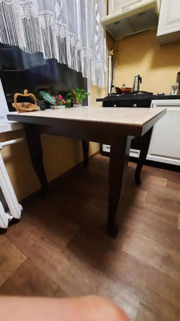 Стол в гостиную или на кухню 90 на 90 см