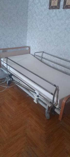 Функціональне ліжко для важкохворих лежачих людей