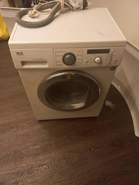 Продам машинку пральну LG