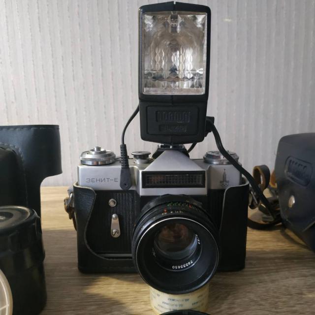 Фотоаппарат Зенит Е с объективом HELIOS-44-2  2/58  с фотовспышкой