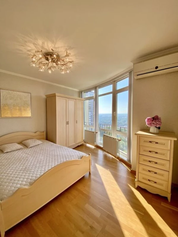Квартира 3-кімн. продаж Київ, Голосеевский – 45 м²