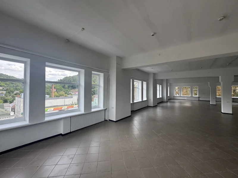 Комерційна нерухомість – 400 м², Кременец — 3/15
