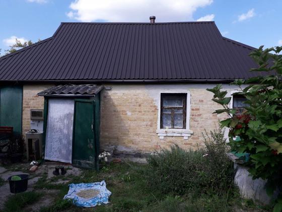 продам хату в селі Микитяни, 100 км від Києва