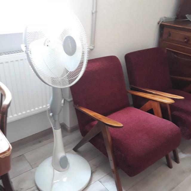Кресло и вентилятор