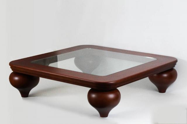 Современный дизайнерский столик в гостиную комнату