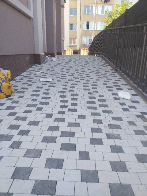 Виконуємо роботи по укладанню тротуарної плитки ( бруківки) якісно