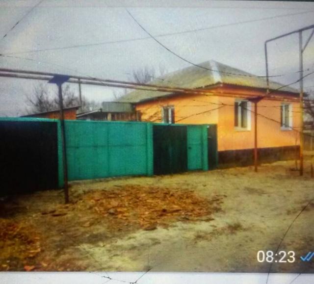 Обменяю дом в станице  луганской  на квартиру в луганске