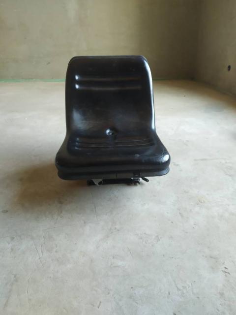 Продам водительское кресло на трактор донг фенг