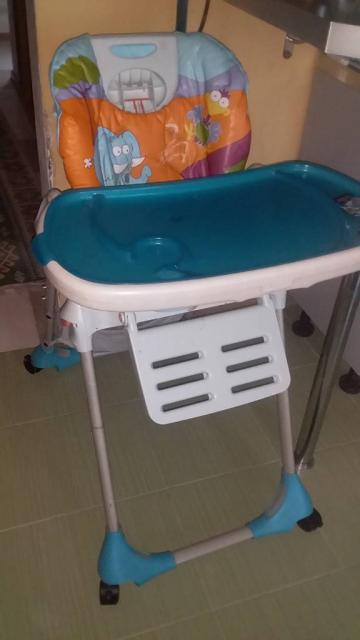 Дитяча коляска, стілець для годування