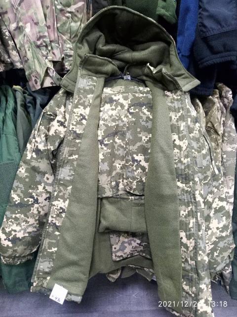 Продаж камуфлірованого військового одягу.