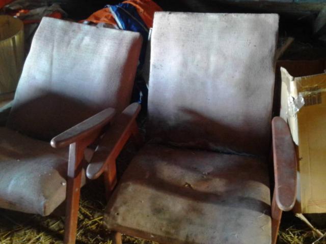 Породам два кресла